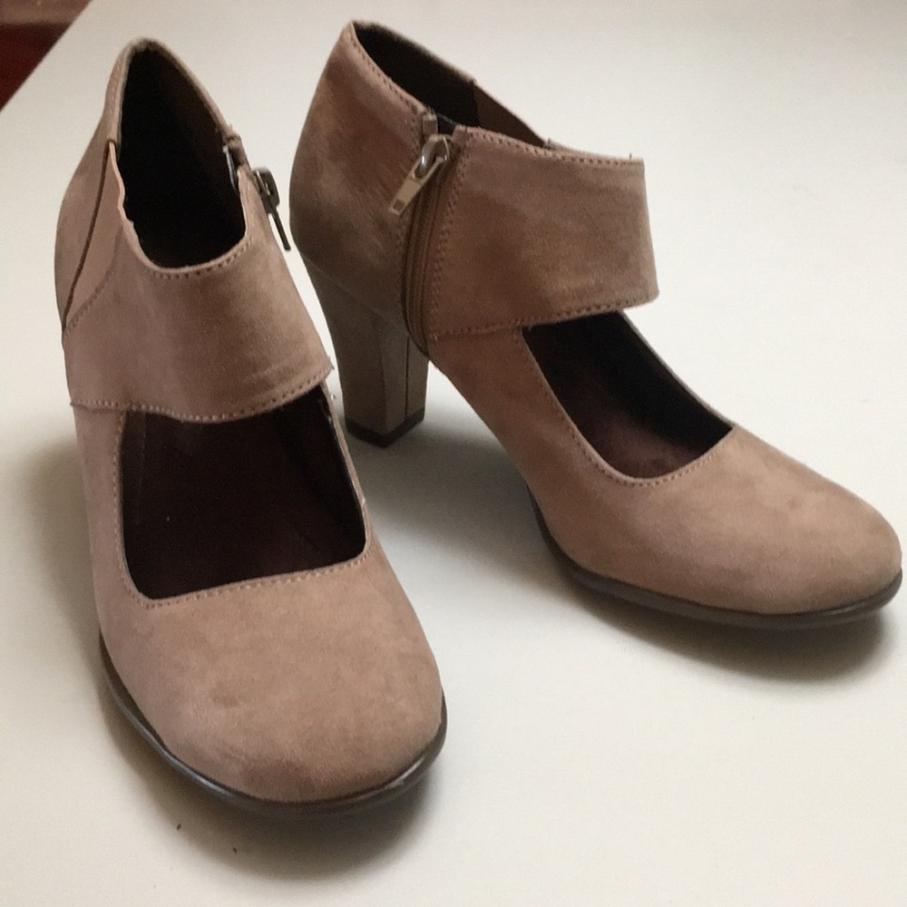 Aerosoles Faux Suede Wide Strap Heels Sz 7M